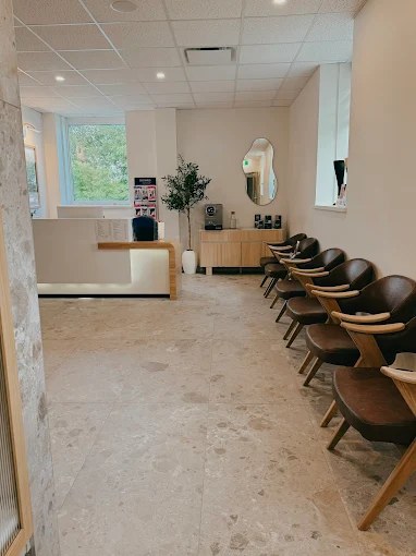 Accueil de la clinique de Trois-Rivières du Centre | Reception area of Le Centre's Trois-Rivières clinic